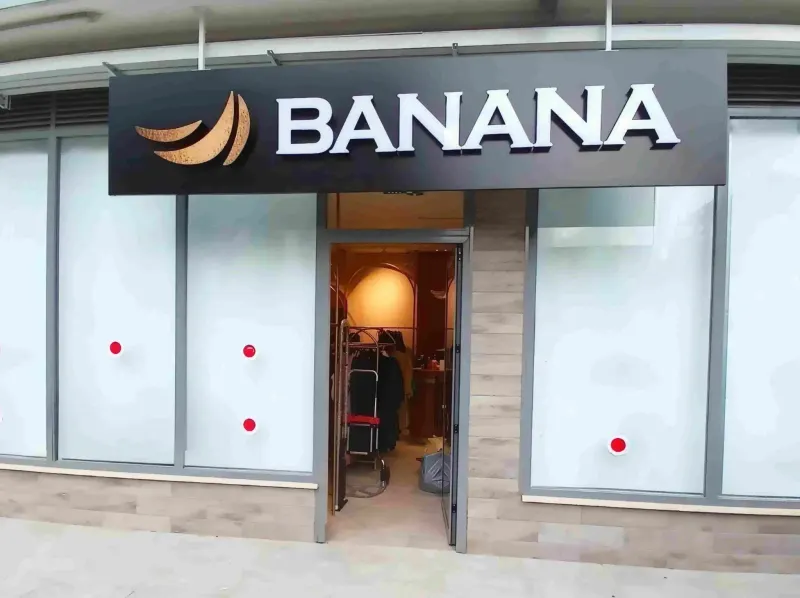 Rótulo de letras LED iluminadas BANANA para tienda de ropa — SignWorks