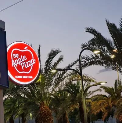 Bandera iluminada doble cara roja para Big Apple Pizza con corte de plexiglás — SignWorks