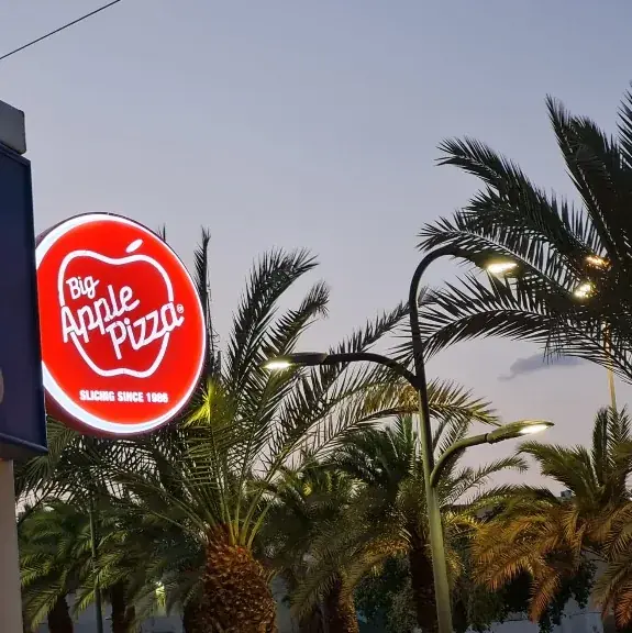 Caja de luz roja de plexiglás doble cara para Big Apple Pizza — SignWorks