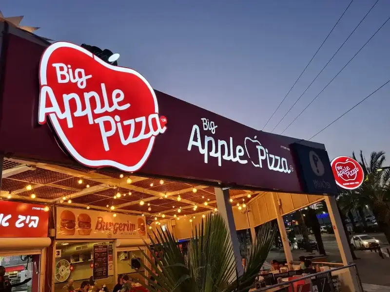 Rótulo de logotipo iluminado con forma Big Apple Pizza sobre placa de aluminio con construcción de hierro — SignWorks