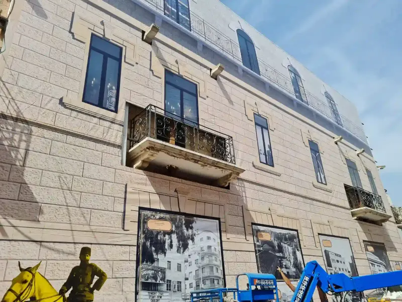 Exterior de edificio con envolvente de vinilo impreso en UV en ventanas y balcones — SignWorks