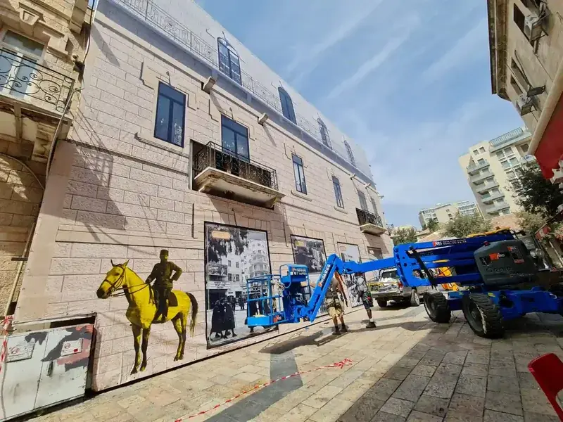 Gran envolvente de edificio en vinilo con escena histórica de caballo y soldado — SignWorks