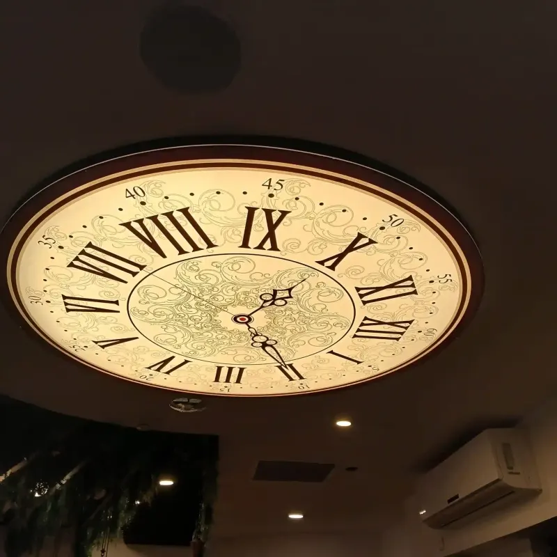 Gran reloj de techo con números romanos en interior comercial — SignWorks