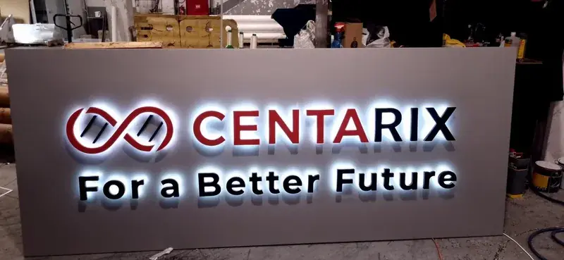 Letras 3D de PVC Centarix con efecto halo retroiluminado — rótulo Para un Futuro Mejor — SignWorks