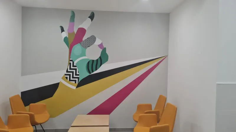 Mural de pared abstracto colorido con manos en espacio interior con sillas — SignWorks