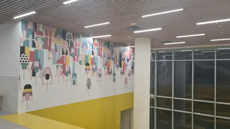 Vinilo adhesivo de pared abstracto colorido con figuras de ciclistas — SignWorks