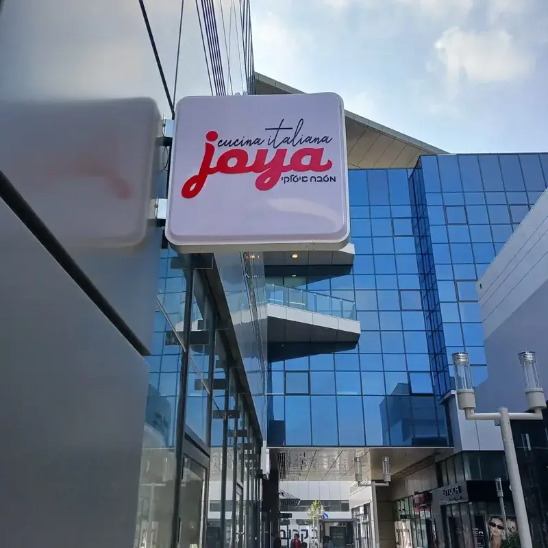 Rótulo exterior terminado Cucina Italiana Joya en edificio — SignWorks Costa Rica