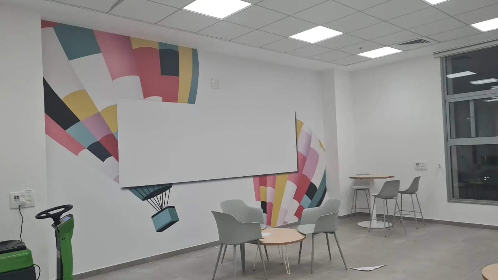 Calcomanía mural personalizada con bordes limpios para decoración interior y branding comercial