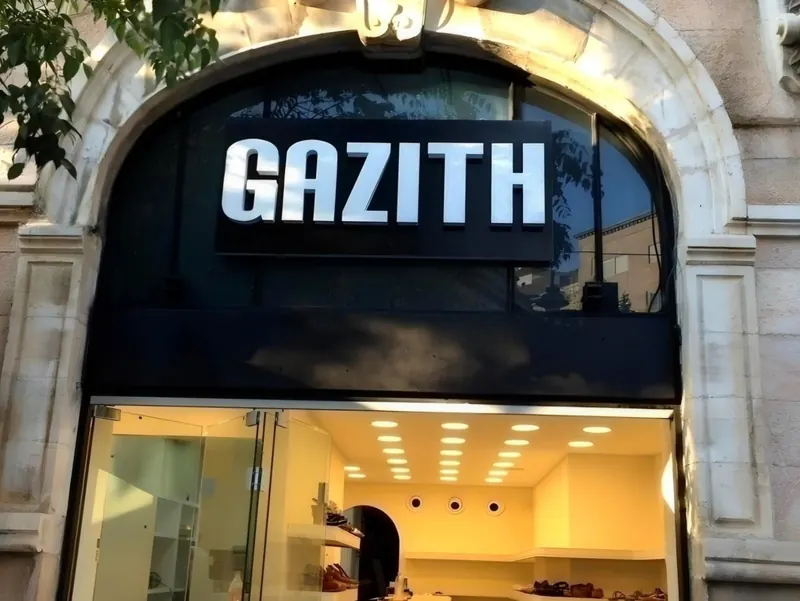 Rótulo de letras iluminadas GAZITH para tienda de ropa — SignWorks