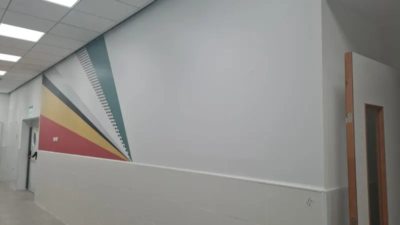 Pintura decorativa y gráficos en pared de pasillo de hospital — SignWorks