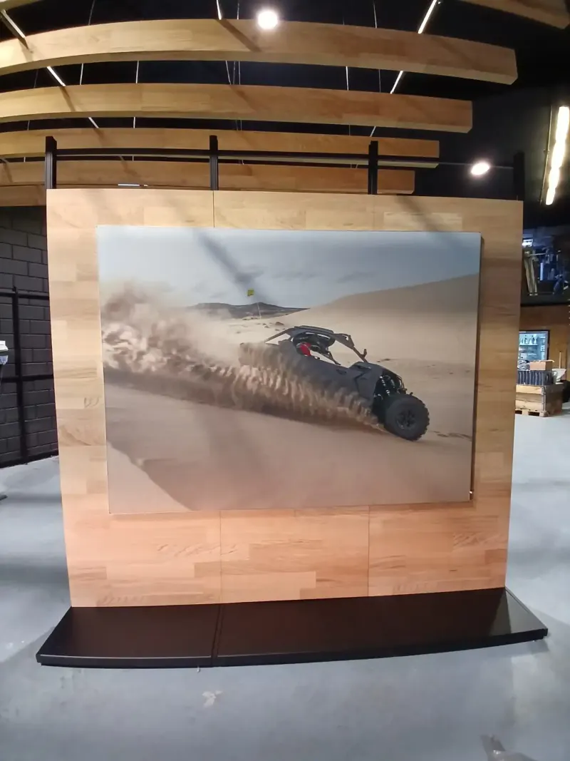 Panel de pared interior con impresión fotográfica de buggy de carreras — SignWorks