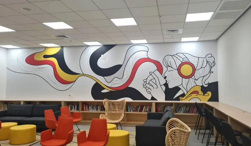 Vinilo mural panorámico artístico de gran formato para sala de espera comercial — SignWorks