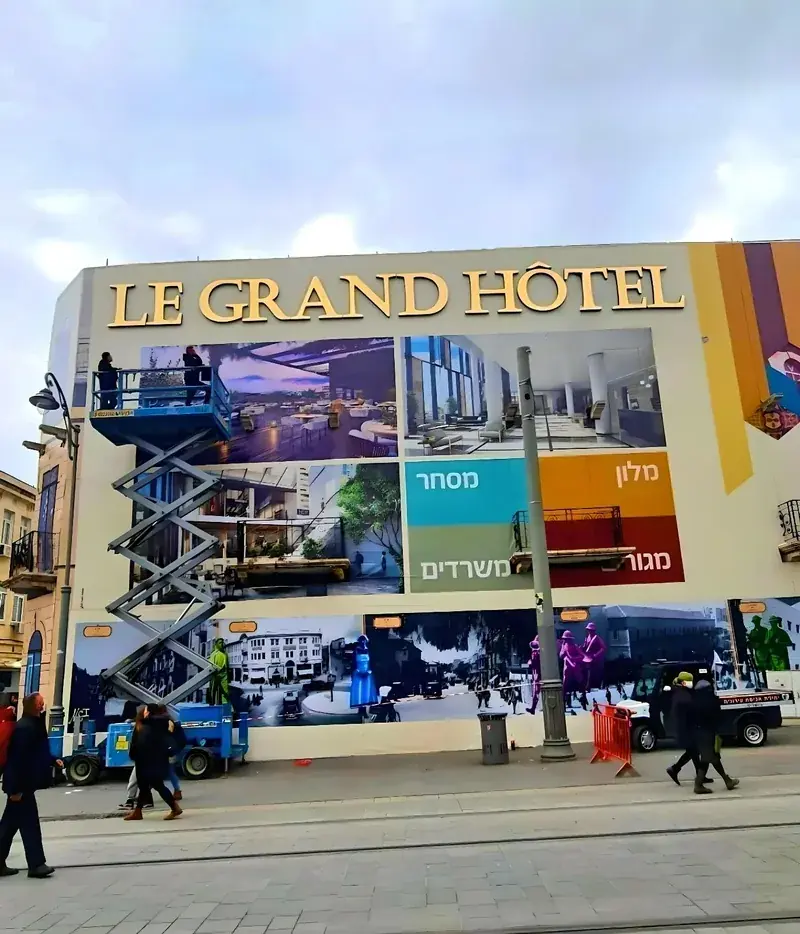 Impresión de gran formato y letras iluminadas en un hotel