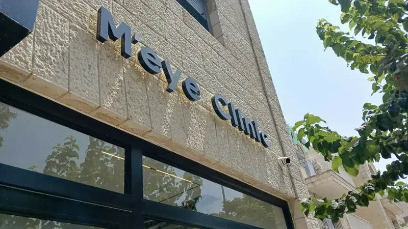 Rótulo de letras iluminadas M'eye Clinic en fachada de edificio — SignWorks