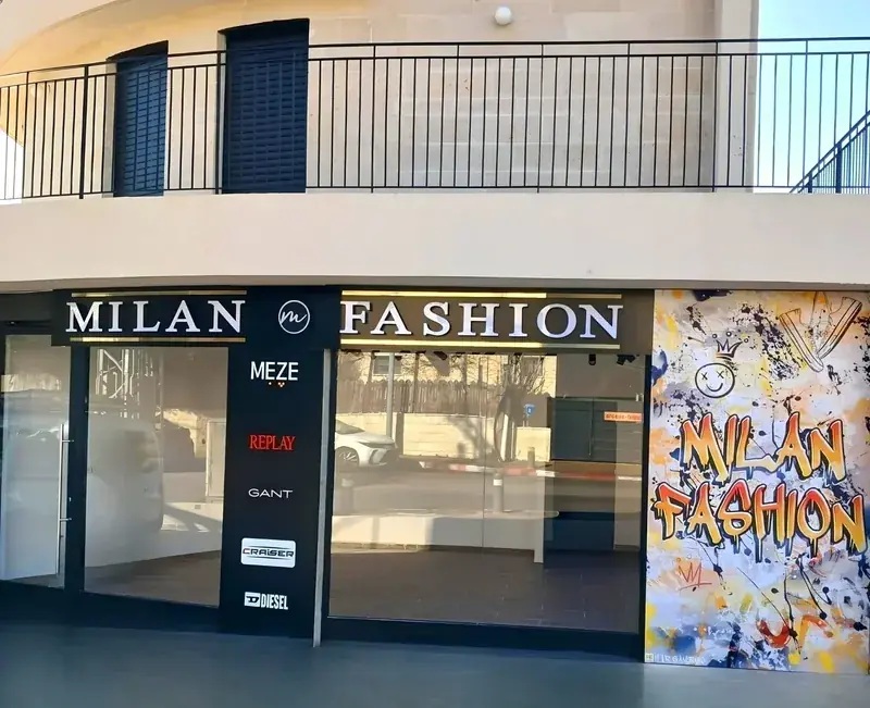 Rótulo comercial iluminado con letras de canal LED en una fachada de tienda en Guanacaste, Costa Rica