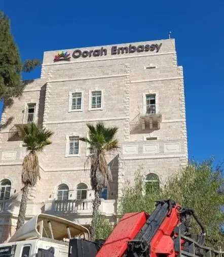 Diseño de logotipo iluminado creativo y colorido en un edificio