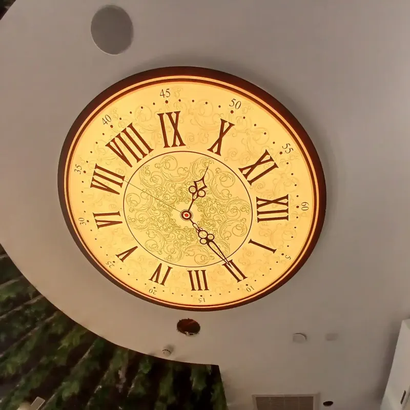 Reloj ornamental personalizado de techo con números romanos — SignWorks