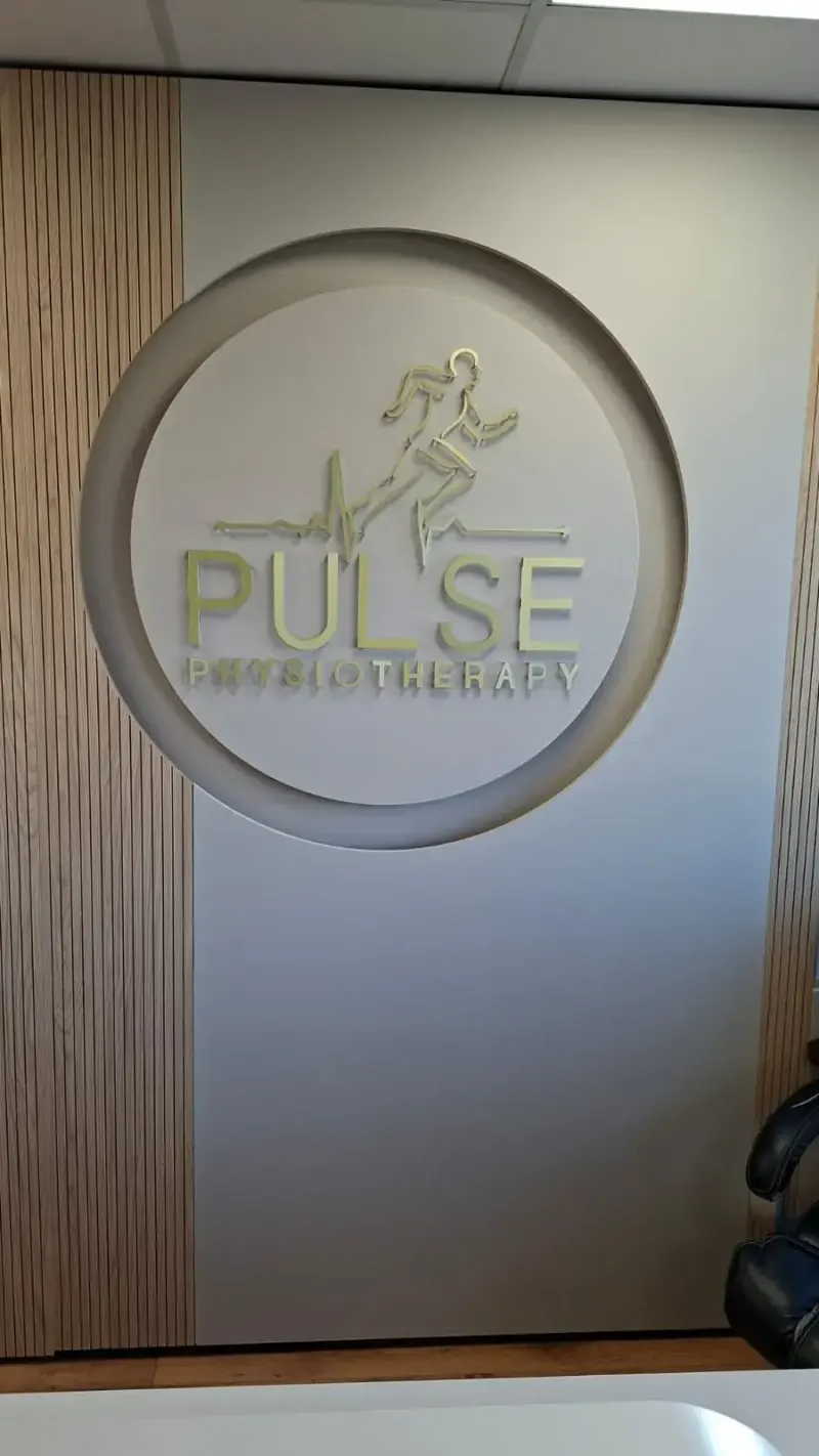 Rótulo de logo Pulse Physiotherapy en pared de clínica interior — SignWorks