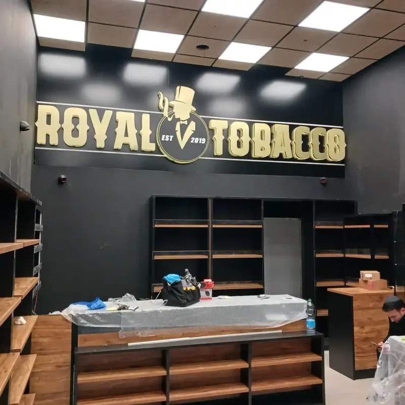 Rótulo interior Royal Tobacco sobre estantes de productos — SignWorks