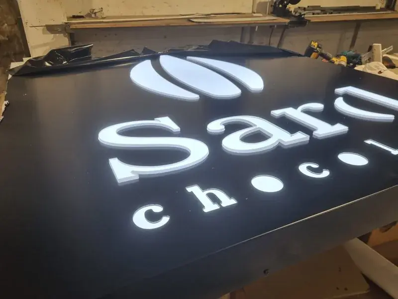 Rótulo recortado en Lokbond de Sardo Chocolates con letras acrílicas iluminadas embutidas — SignWorks