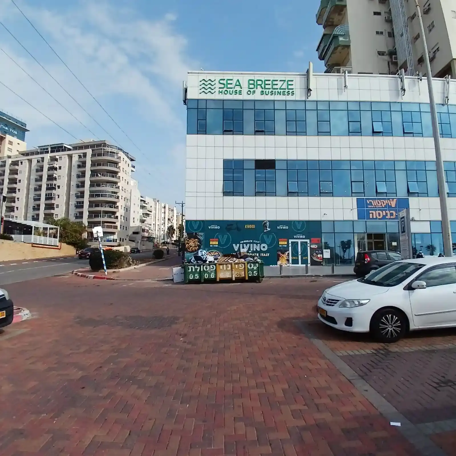 Rótulo exterior de negocio que sostiene presencia local a largo plazo — SignWorks