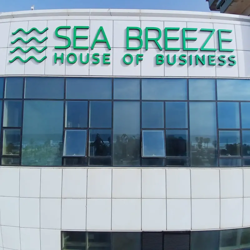 Detalle del rótulo exterior Sea Breeze House of Business — SignWorks Costa Rica