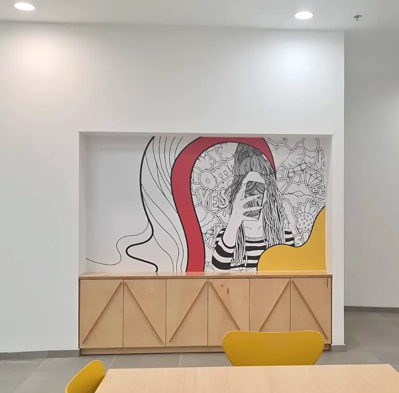 Vinilo decorativo pop-art personalizado instalado en nicho de pared interior — SignWorks