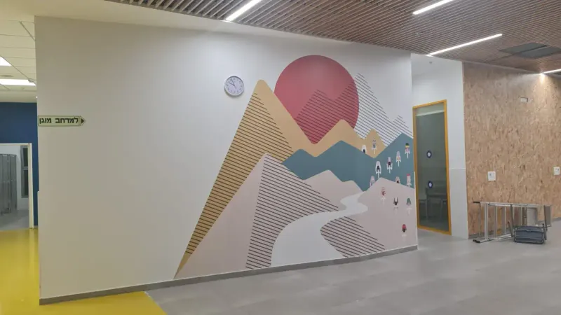 Mural de pared panorámico con montañas, río, ciclistas y reloj — SignWorks