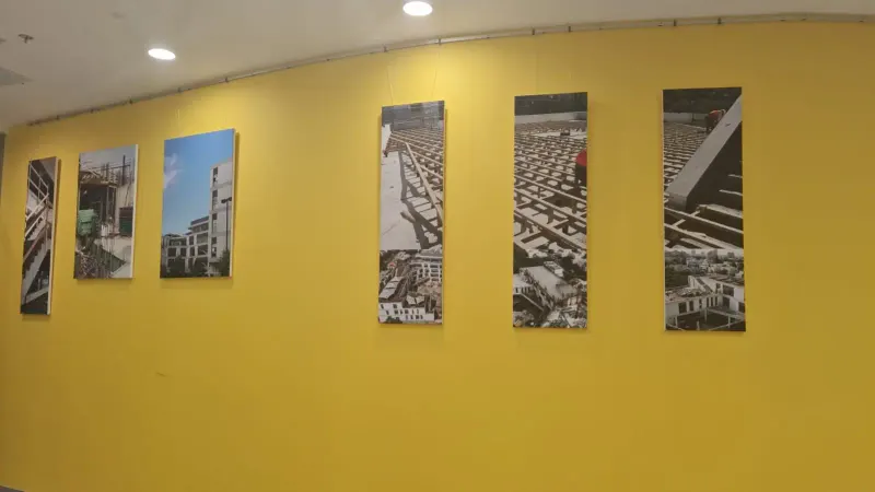 Pared amarilla con decoración de fotos de obra de construcción — SignWorks