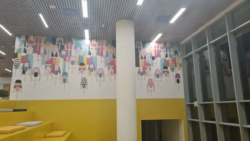 Calcomanía de ciclista en pared interior amarilla — SignWorks